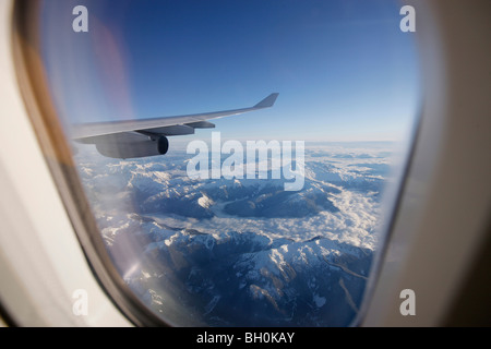 Blick durchs Flugzeugfenster über Rocky Mountains, Oregon, USA Stockfoto