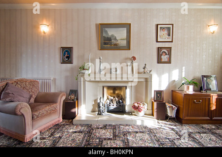 Wohnzimmer mit großem Kamin und Protokolle Stockfoto, Bild: 71439765