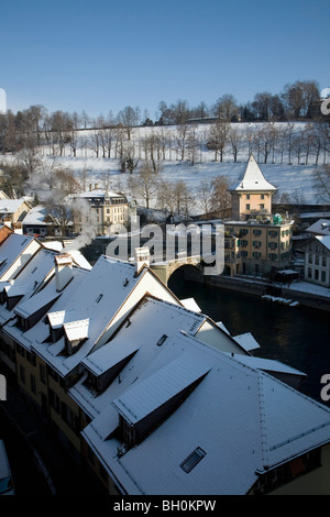 Ein Storch Blick auf Berner Altstadt (Altstadt) wo die Aare mit Blick auf das Landhaus über den Fluss fließt Stockfoto