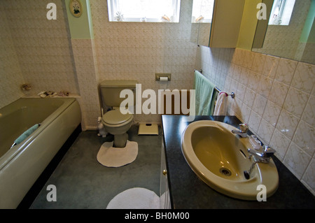 Horizontalen Weitwinkel Innenraum eines altmodischen 80er Badezimmers mit einem grün gefärbt Badezimmersuite. Stockfoto