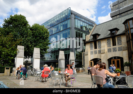 Leute sitzen im Café Tische draußen Southwark Cathedral London England UK Stockfoto