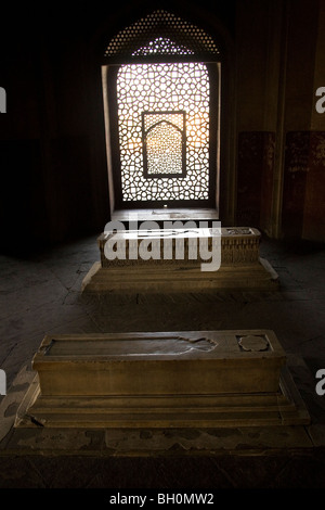 Licht strömt durch ein Fenster in Humayuns Grab in Delhi, Indien, das früheste Beispiel der Mughal Architektur. Stockfoto