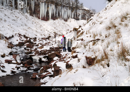 Wanderer im eisigen Bedingungen bei Pont Ar Daf Storey Arme Brecon Beacons national Park Powys Wales Cymru UK GB Stockfoto