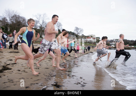 Schwimmer läuft ins Meer mit Aberdour auf Neujahr. Stockfoto