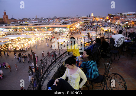 Menschen in einem Café über Platz Djemaa el-Fna abends, Süden von Marokko, Marrakesch, Marokko, Afrika Stockfoto