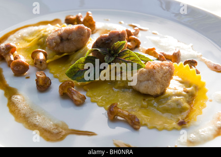 Ravioli mit Kalbsbries und Pilze im Restaurant Zum Loewen, Koch Anna Matscher, Tisens, Südtirol, Italien Stockfoto