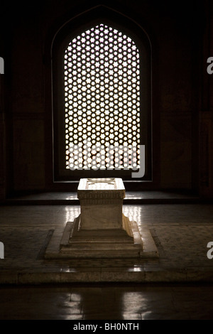 Ein Jali Stil-Fenster in den wichtigsten Grabkammer Humayuns Grab. Stockfoto