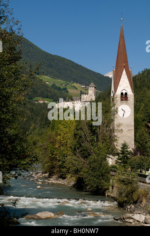 Schloss und Kirche, Sand in Taufers, Tauferer Tal, Südtirol, Italien Stockfoto