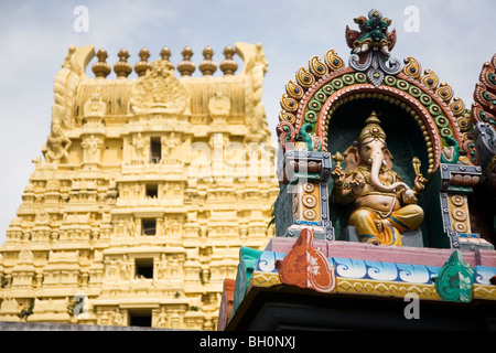 Ganesh-Statue vor der 57 Meter hohe Gopuram des Ekambereshwara Tempels in Kanchipuram, Indien. Stockfoto