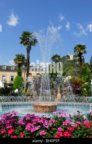 Brunnen, Burgruine im Hintergrund, Arco, Trentino-Südtirol, Suedtirol, Italien Stockfoto