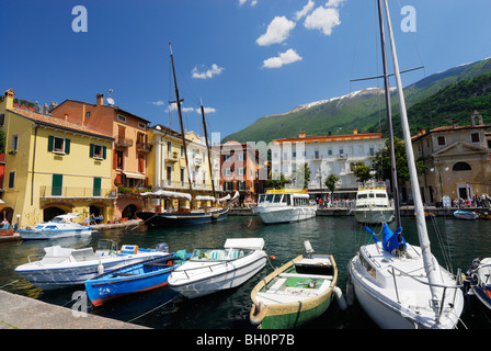 Marina mit Booten, Malcesine, Veneto, Italien Stockfoto