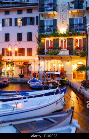 Boote in der Marina am Abend, Limone Sul Garda, Lombardei, Italien Stockfoto