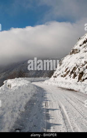 Straße in den Cevennen Berge mit Schnee bedeckt, zwischen Le Vigan und Mont Aigoual, Gard, Südfrankreich Stockfoto