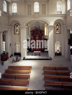 St George Bloomsbury, London. Hawksmoor, 1731. Innenraum nach Osten, mit Retabel und neue Bänke Stockfoto