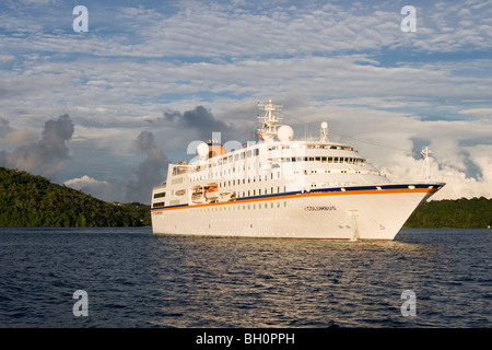 Kreuzfahrtschiff MS Columbus anheben Ankers im Licht der Abendsonne, Vava'u-Inseln, Tonga, Südpazifik, Ozeanien Stockfoto