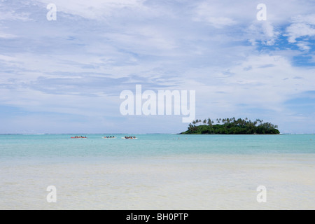 Blick auf Ferne Kanus und Taakoka Motu in Muri Lagoon, Rarotonga, Cook-Inseln, Südpazifik, Ozeanien Stockfoto