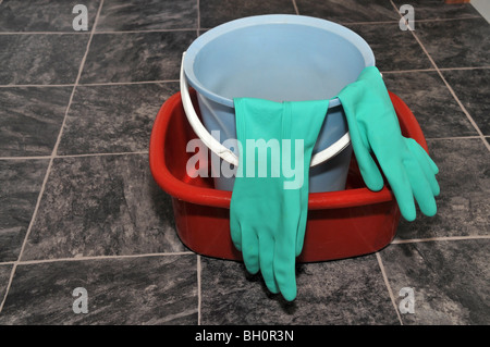 Kunststoff-Becken und waschen Eimer mit Gummihandschuhen. Stockfoto