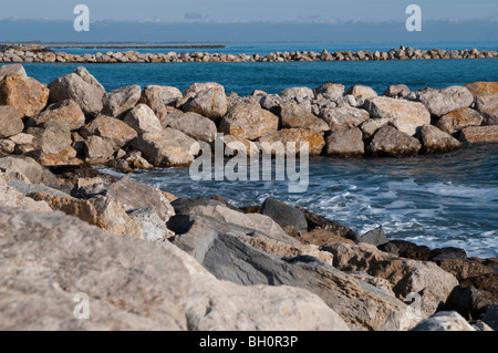 Meer Brandung auf dem Strand von Saintes-Maries-de-la-Mer, Südfrankreich Stockfoto