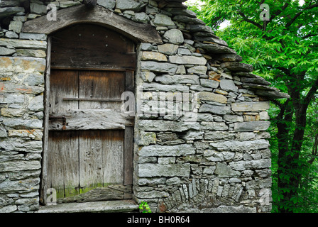 Hay Schuppen mit alten Holztür, Pila, Centovalli, Lago Maggiore, Lago Maggiore, Tessin, Schweiz Stockfoto