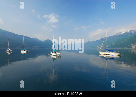 Segelboote verankert am Lago Maggiore, Ascona, Lake Maggiore, Lago Maggiore, Tessin, Schweiz Stockfoto