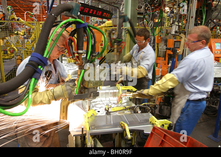 Arbeiter in einer Autofabrik Stockfoto