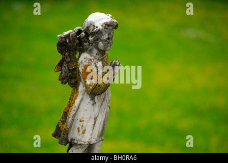 Marmor Engel Skulptur Falten die Hände, bedeckt mit Flechten, Rossura, Tal Valle Leventina, Tessin, Schweiz Stockfoto