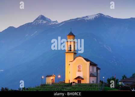 Beleuchtete San Sebastiano Kirche im UNESCO World Heritage Site Bellinzona, Bellinzona, Tessin, Schweiz Stockfoto
