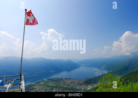 Flagge der Schweiz über Delta des Flusses Maggia mit Locarno und Ascona am Lago Maggiore, Alpe Cardada, Locarno, Lago Maggiore, Stockfoto