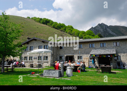 Gruppe von Wanderern sitzt vor Alpe Cardada mit Cima Trosa im Hintergrund, Alpe Cardada, Ticino Bergkette Ticino, Stockfoto