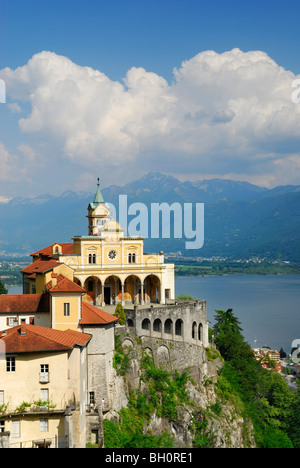 Wallfahrtskirche Santa Maria Assunta, Madonna del Sasso, über dem Lago Maggiore, mit Monte Garzirola im Hintergrund, Locarno, Stockfoto