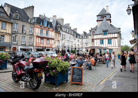 Straßencafé in Quimper, Bretagne mit halben Fachwerkhaus mittelalterlichen Gebäude im Hintergrund Stockfoto