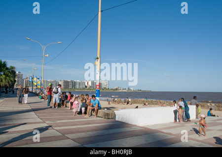 Uruguay. Leute, Sonnenbaden am Strand von Pocitos in Montevideo, Stockfoto