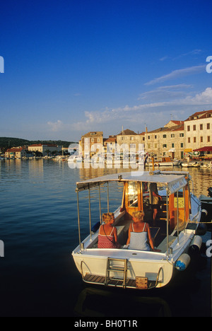 Frauen in einem Boot im Hafen von Stari Grad, Hvar Insel, kroatische Adria, Dalmatien, Kroatien, Europa Stockfoto
