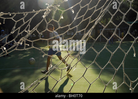 Blick durch hin-und hergerissen Netto bei Fußballspiel im Park, Florenz, Toskana, Italien, Europa Stockfoto