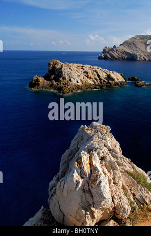 Felsige Küste in der Nähe von Fornells, Cap de Fornells, Minorca, Balearen, Spanien Stockfoto