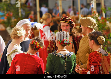 Tanzgruppe aus Riga auf dem mittelalterlichen Markt, Tallinn, Estland Stockfoto