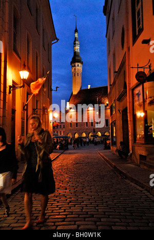 Raekoja Plats, Rathausplatz in den späten Abend im Sommer, kurz vor Mitternacht, Tallinn, Estland Stockfoto