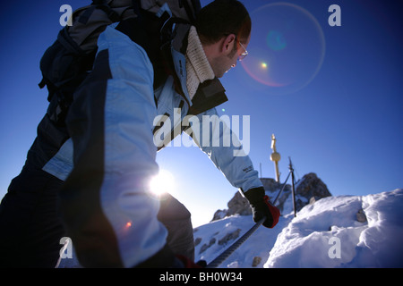 Mann am Gipfel des Mount Zugspitze, Bayern, Deutschland Stockfoto