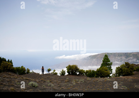 Wanderer, eine Frau, bewundern Sie die Aussicht über El Golfo, Wolken, Camino de la Virgin, Malpaso, El Hierro, Kanarische Inseln, Spanien Stockfoto