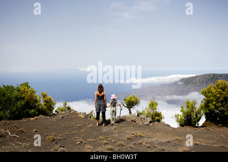 Wanderer, Mutter und Tochter genießen Sie den Blick über El Golfo, Wolken, Camino de la Virgin, Malpaso, El Hierro, Kanarische Inseln, Spa Stockfoto