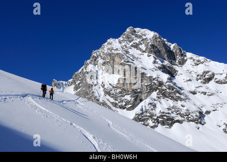 Zwei Backcountry Skifahrer aufsteigend nach Tajakopf, Tajatoerl, Mieminger Auswahl, Tirol, Österreich Stockfoto