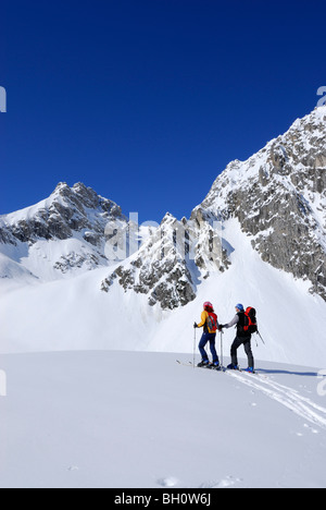 Zwei Backcountry Skifahrer, Tajatoerl, Mieminger Auswahl, Tirol, Österreich Stockfoto