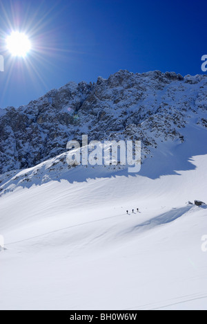 Drei Backcountry Skifahrer aufsteigend, Tajatoerl, Mieminger Auswahl, Tirol, Österreich Stockfoto