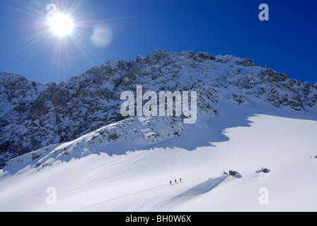 Drei Backcountry Skifahrer aufsteigend, Tajatoerl, Mieminger Auswahl, Tirol, Österreich Stockfoto