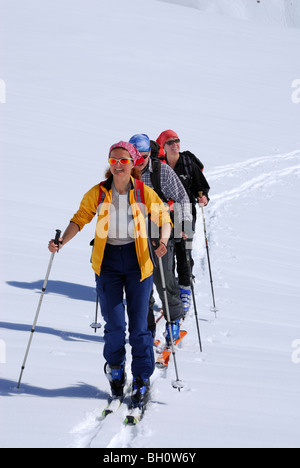 Drei Backcountry Skifahrer aufsteigend, Tajatoerl, Mieminger Auswahl, Tirol, Österreich Stockfoto