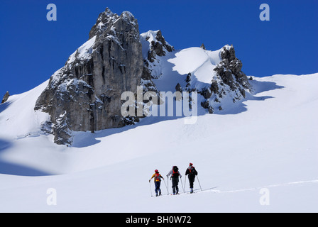 Drei Backcountry Skifahrer aufsteigend, Tajatoerl, Mieminger Auswahl, Tirol, Österreich Stockfoto