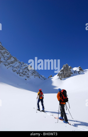 Zwei Backcountry Skifahrer aufsteigend, Tajatoerl, Mieminger Auswahl, Tirol, Österreich Stockfoto