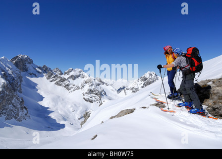 Zwei Backcountry Skifahrer, Tajatoerl, Mieminger Auswahl, Tirol, Österreich Stockfoto