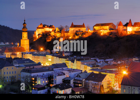 Blick zur Altstadt mit Burg bei Nacht, Burghausen, Oberbayern, Deutschland Stockfoto