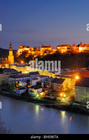 Blick zur Altstadt mit Burg bei Nacht, Burghausen, Oberbayern, Deutschland Stockfoto